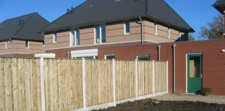 Standaard Houten Schutting met lichtgrijze betonpalen